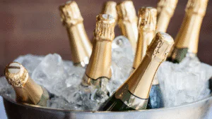 Flera champagneflaskor i en champagneskål fylld med is