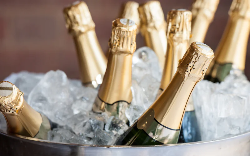 Flera champagneflaskor i en champagneskål fylld med is